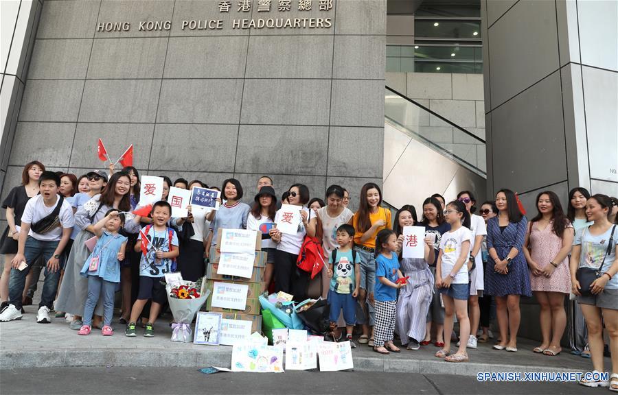 Residentes de Hong Kong se reúnen para apoyar a la policía