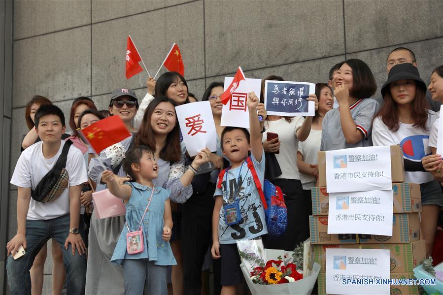 Residentes de Hong Kong se reúnen para apoyar a la policía