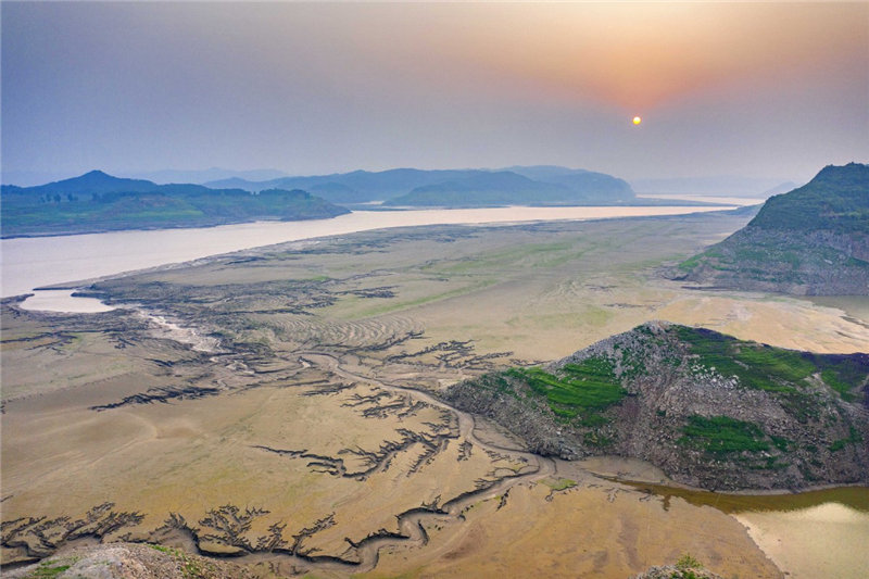 Una fotografía aérea que muestra la vista del lecho del río Amarillo en Luoyang, provincia de Henan. [Foto: Zeng Xianping /Chinadaily]