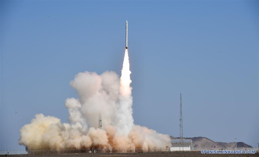 El nuevo cohete portador de China de uso comercial, el Smart Dragon-1 (SD-1), despega del Centro de Lanzamiento de Satélites de Jiuquan, en el noroeste de China, el 17 de agosto de 2019. El nuevo cohete portador de China de uso comercial, el Smart Dragon-1 (SD-1), realizó el sábado su primer vuelo y puso tres satélites en la órbita planificada. El cohete, desarrollado por la compañía China Rocket Co. Ltd., asociada a la Academia de Tecnología de Lanzamiento de Vehículos de China (CALVT, por sus siglas en inglés), despegó desde el Centro de Lanzamiento de Satélites de Jiuquan, en el noroeste de China, a las 12:11 (hora de Beijing). (Xinhua/Wang Jiangbo)