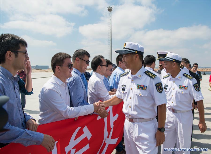 ALEJANDRIA, 16 agosto, 2019 (Xinhua) -- Funcionarios del destructor de misiles chino Xi'an de la 32 flota de escolta naval china son recibidos a su llegada en Alejandría, en Egipto, el 16 de agosto de 2019. El destructor de misiles chino Xi'an de la 32 flota de escolta naval china llegó el viernes a la Base Naval egipcia del puerto de Alejandría para una escala técnica de cuatro días. (Xinhua/Wu Huiwo)