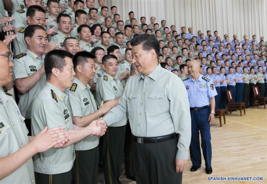 El presidente chino, Xi Jinping, también secretario general del Comité Central del Partido Comunista de China y presidente de la Comisión Militar Central, inspecciona una base de la fuerza aérea en la provincia de Gansu, en el noroeste de China, el 22 de agosto de 2019. (Xinhua/Li Gang)