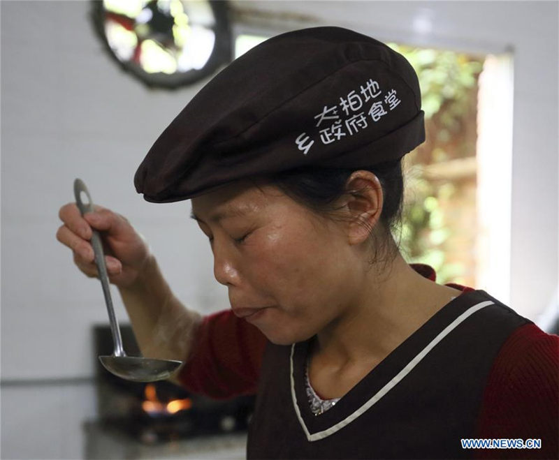 Liu Lihong prueba la sopa en la cocina del gobierno local. Dabaidi, Ruijin, provincia de Jiangxi, 19 de agosto del 2019.(Foto: Xinhua / Hu Chenhuan)
