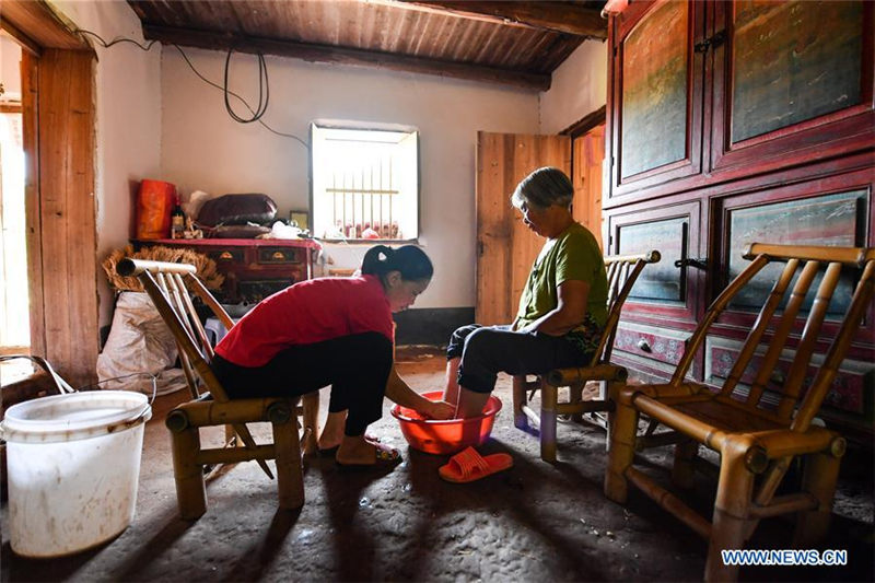 Liu Lihong ayuda a su suegra a bañarse. Dabaidi, Ruijin, provincia de Jiangxi, 19 de agosto del 2019 (Foto: Xinhua / Lan Hongguang)