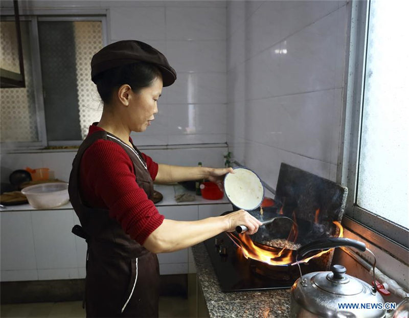 Liu Lihong elabora alimentos en la cocina del gobierno local. Dabaidi, Ruijin, provincia de Jiangxi, 19 de agosto del 2019 (Foto: Xinhua / Lan Hongguang)