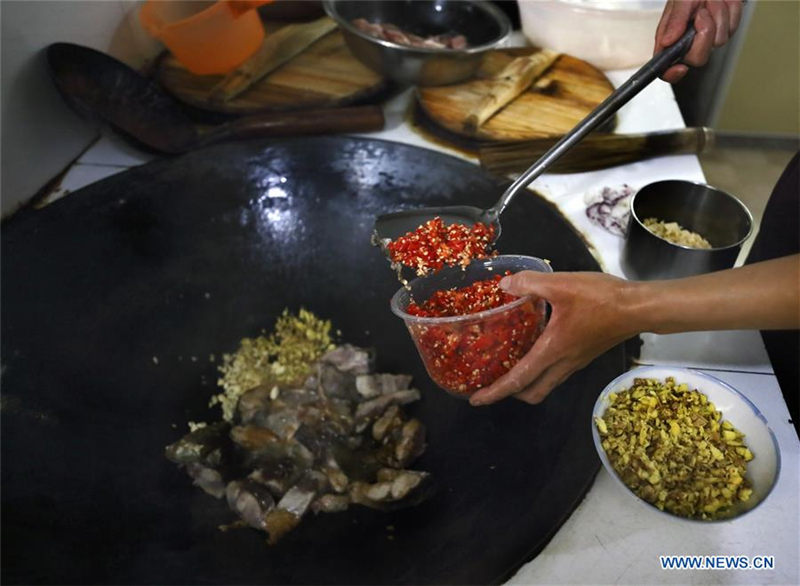 Liu Lihong elabora alimentos en la cocina del gobierno local. Dabaidi, Ruijin, provincia de Jiangxi, 19 de agosto del 2019 (Foto: Xinhua / Lan Hongguang)