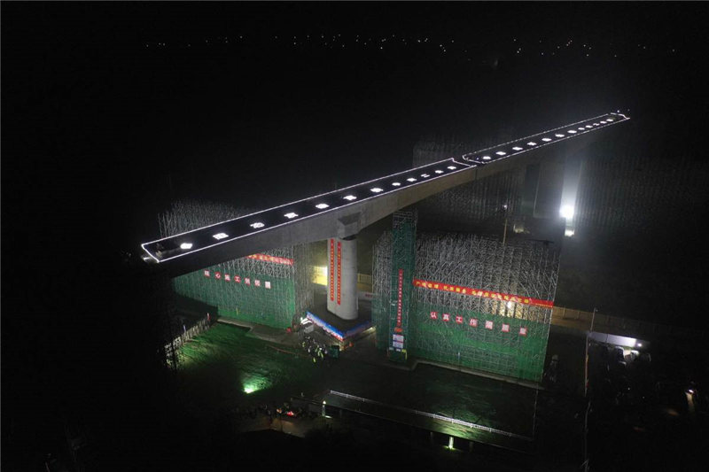 Puente ferroviario giratorio, perteneciente al ferrocarril inter-urbano de alta velocidad Beijing-Xiongan, ha sido rotado a su posición objetiva a través del ferrocarril de alta velocidad Tianjin-Baoding de la Nueva Área Xiongan, provincia de Hebei, el 27 de agosto del 2019 [Foto: Xinhua]