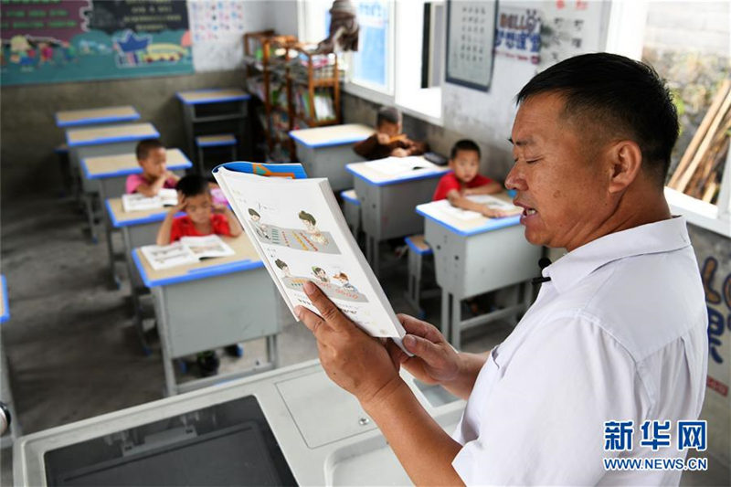 Wu Guoxian da una lección a sus alumnos en la Escuela Primaria Gugang, el 27 de agosto de 2019. [Foto / Xinhua]