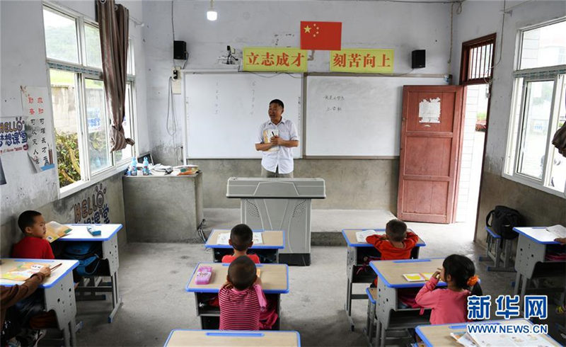 Wu Guoxian da una clase a sus alumnos en la Escuela Primaria Gugang, pueblo de Liuguang, municipio de Tanhe, condado de Longli, prefectura autónoma Buyi y Miao de Qiannan, en la provincia de Guizhou, el 27 de agosto de 2019. [Foto / Xinhua]
