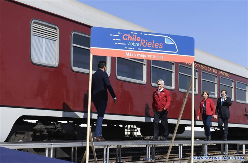 MELIPILLA, 3 septiembre, 2019 (Xinhua) -- Imagen cedida por la Presidencia de Chile, del presidente chileno, Sebastián Piñera (2-i), en la ciudad de Melipilla, en Chile, el 3 de septiembre de 2019. Piñera presentó el martes un plan de 5.000 millones de dólares para modernizar y ampliar la red de trenes con más y nuevos servicios, la mayor inversión ferroviaria en la historia del país. (Xinhua/Alex Ibañez/Presidencia de Chile)