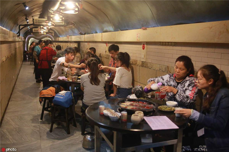 Sabrosa olla mongola se sirve en un restaurante ubicado dentro de un refugio antiaéreo en Chongqing, el 3 de septiembre del 2019. [Foto: proporcionada a chinadaily.com.cn]