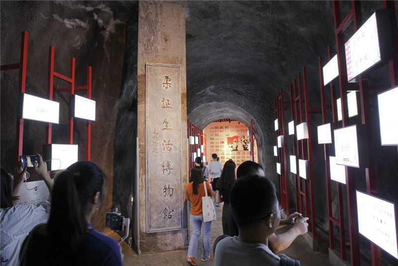 Un nuevo museo se inauguró dentro de un refugio antiaéreo de Chongqing el 3 de septiembre del 2019. [Foto: Zhang Zhi]
