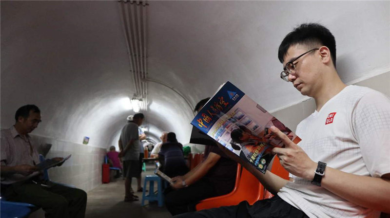 Lectores mitigan el intenso calor dentro de un refugio antiaéreo de Chongqing,el 3 de septiembre del 2019. [Foto: proporcionada a chinadaily.com.cn]
