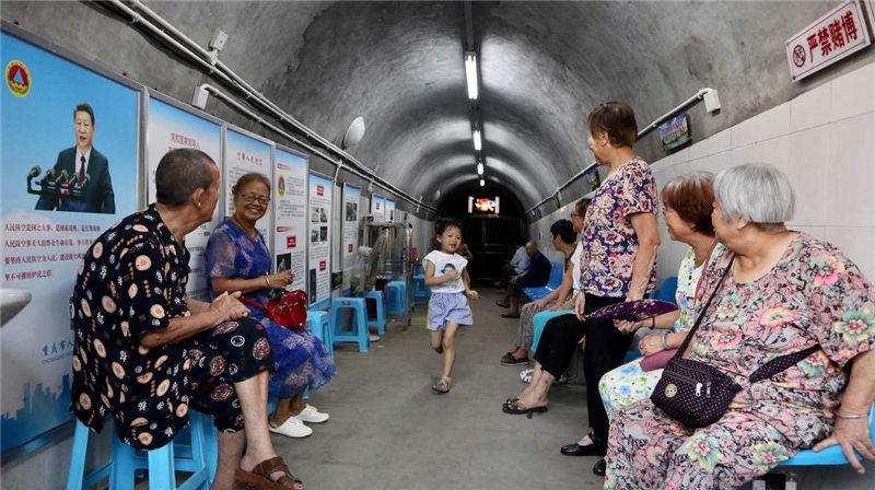 Evitando el calor dentro de un refugio antiaéreo de Chongqing. [Foto: proporcionada a chinadaily.com.cn]