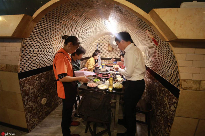 Sabrosa olla mongola se sirve en un restaurante ubicado dentro de un refugio antiaéreo en Chongqing, el 3 de septiembre del 2019. [Foto: proporcionada a chinadaily.com.cn]