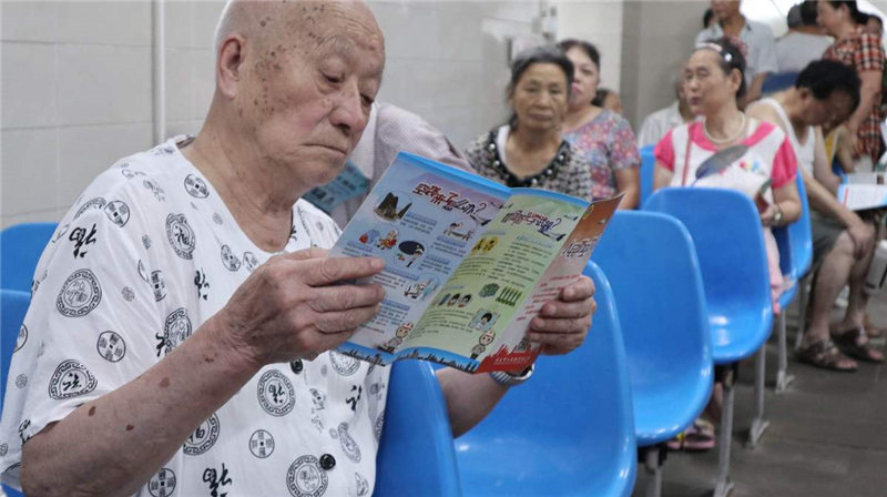 Lectores mitigan el intenso calor dentro de un refugio antiaéreo de Chongqing, el 3 de septiembre del 2019. [Foto: proporcionada a chinadaily.com.cn]
