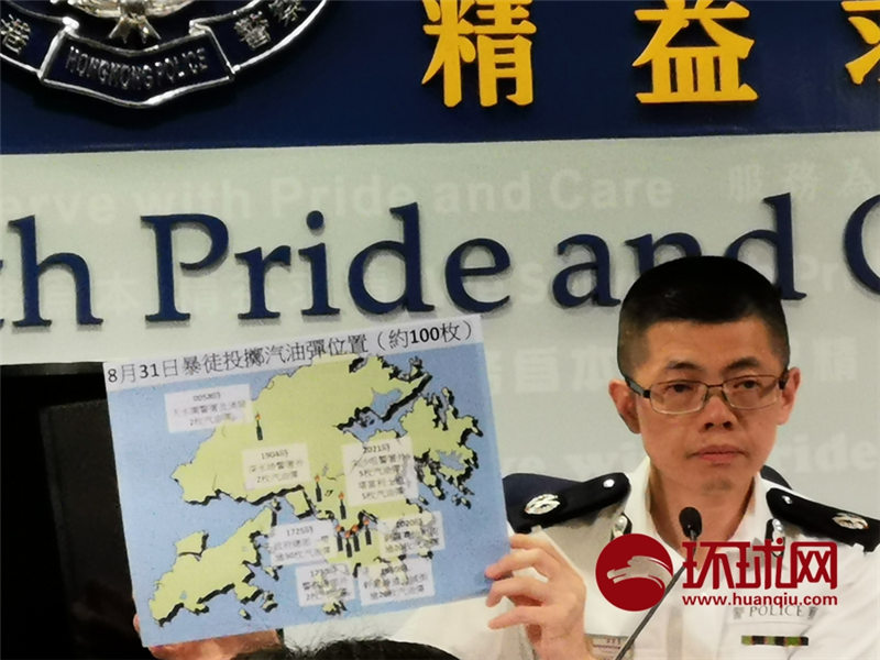Policía de Hong Kong muestra las bombas de gasolina y las falsas credenciales de prensa incautadas a los radicales