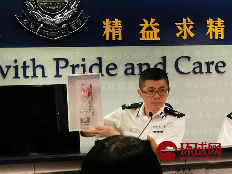 Policía de Hong Kong muestra las bombas de gasolina y las falsas credenciales de prensa incautadas a los radicales