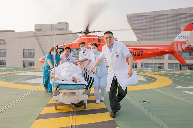 Un paciente que sufría una hemorragia cerebral grave fue trasladado en un helicóptero de rescate desde Chifeng, en la región autónoma de Mongolia Interior, hasta el Hospital Internacional de la Universidad de Beijing, en la capital china. [Foto: Wang Zheng/ Chinadaily.com.cn]