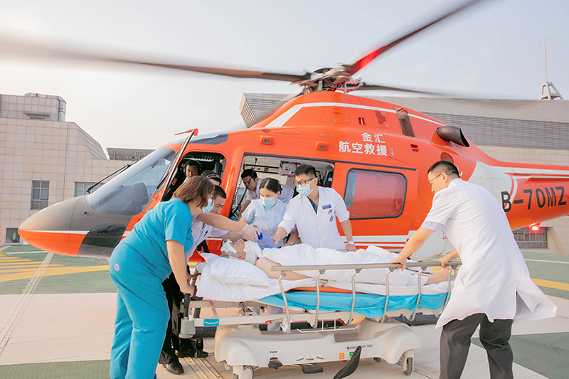 Un paciente que sufría una hemorragia cerebral grave fue trasladado en un helicóptero de rescate desde Chifeng, en la región autónoma de Mongolia Interior, hasta el Hospital Internacional de la Universidad de Beijing, en la capital china. [Foto: Wang Zheng/ Chinadaily.com.cn]