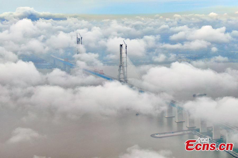 Gran puente ferroviario se construye sobre el río Yangtze