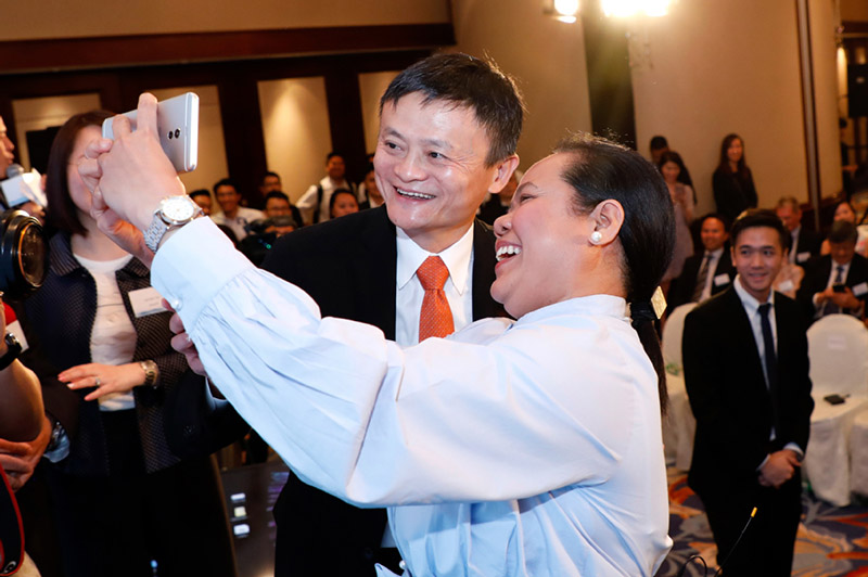 Jack Ma y la primera usuaria de Alipay en Hong Kong, 25 de junio del 2018, durante el evento de lanzamiento del popular servicio de pago electrónico transfronterizo. [Foto: China Daily]