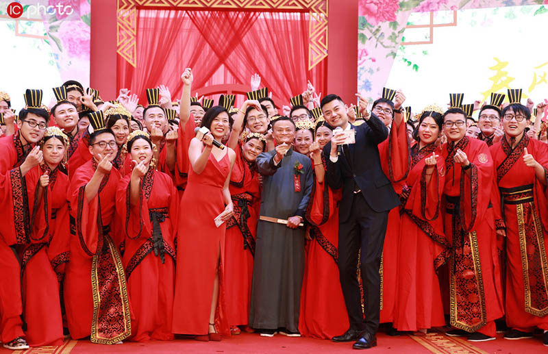 Jack Ma es testigo de una boda grupal de empleados de Alibaba en la sede de la empresa, Hangzhou, provincia de Zhejiang, 10 de mayo del 2019. [Foto: IC]