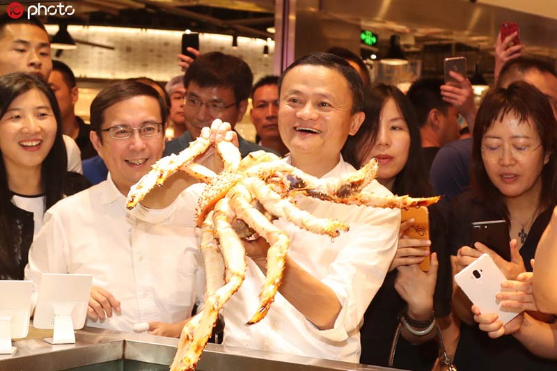 Jack Ma admira un cangrejo rey en Hema Xiansheng de Hema Fresh, una cadena minorista recién surgida que ofrece comida fresca, Shanghai, 14 de julio del 2017. [Foto: IC]