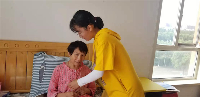 Liu Ximeng ayuda a su madre a mudarse al apartamento que alquilan en Harbin, capital de la provincia de Heilongjiang, noreste de China, el 5 de septiembre. [Foto proporcionada a chinadaily.com.cn]