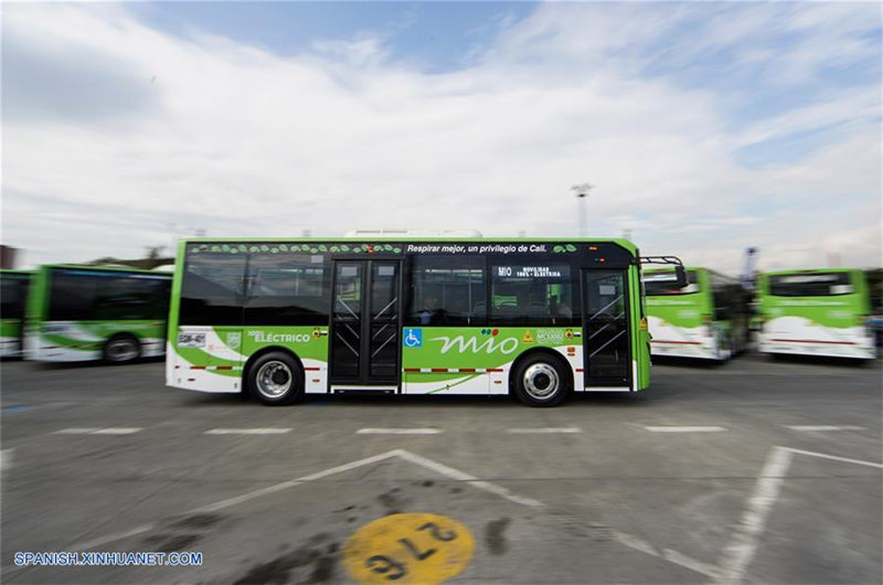 Un autobús realiza un recorrido durante la presentación de los primeros autobuses eléctricos en la ciudad de Cali, Colombia, el 10 de septiembre de 2019. Una flota compuesta por 26 autobuses eléctricos y 21 a gas, fabricados en China, comenzó a circular el martes en la ciudad colombiana de Cali, capital del departamento Valle del Cauca. (Xinhua/Jhon Paz)