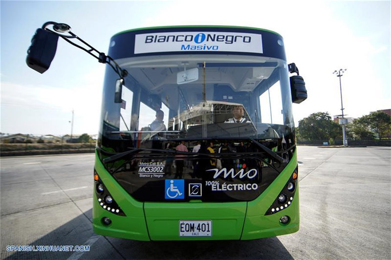 Un conductor participa durante la presentación de los primeros autobuses eléctricos en la ciudad de Cali, Colombia, el 10 de septiembre de 2019. Una flota compuesta por 26 autobuses eléctricos y 21 a gas, fabricados en China, comenzó a circular el martes en la ciudad colombiana de Cali, capital del departamento Valle del Cauca. (Xinhua/Jhon Paz)