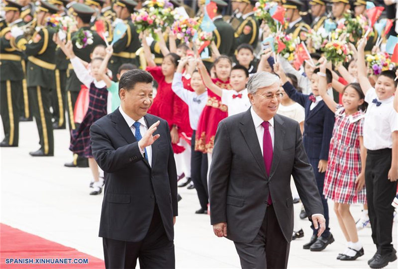 El presidente chino, Xi Jinping, sostiene una ceremonia de bienvenida para el visitante presidente kazajo, Kassym-Jomart Tokayev, previo a sus conversaciones en el Gran Palacio del Pueblo, en Beijing, capital de China, el 11 de septiembre de 2019. (Xinhua/Huang Jingwen)