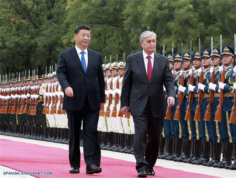 El presidente chino, Xi Jinping, sostiene una ceremonia de bienvenida para el visitante presidente kazajo, Kassym-Jomart Tokayev, previo a sus conversaciones en el Gran Palacio del Pueblo, en Beijing, capital de China, el 11 de septiembre de 2019. (Xinhua/Ding Lin)
