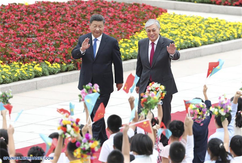 El presidente chino, Xi Jinping, sostiene una ceremonia de bienvenida para el visitante presidente kazajo, Kassym-Jomart Tokayev, previo a sus conversaciones en el Gran Palacio del Pueblo, en Beijing, capital de China, el 11 de septiembre de 2019. (Xinhua/Yao Dawei)