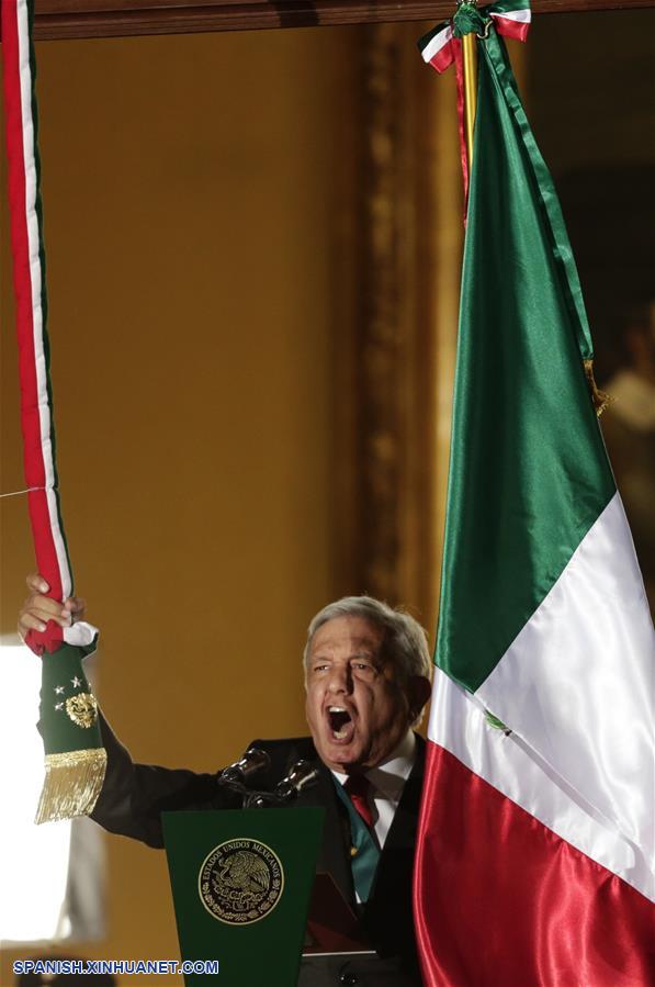 El presidente de México, Andrés Manuel López Obrador, participa durante la ceremonia del Grito de Independencia, en el marco de la conmemoración del 209 aniversario del inicio de la Independencia de México, en Palacio Nacional, en la Ciudad de México, capital de México, el 15 de septiembre de 2019. (Xinhua/Francisco Cañedo)