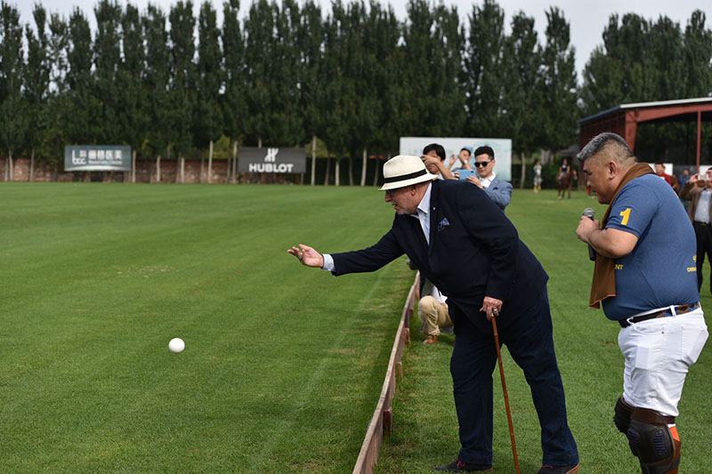 Diego Guelar, embajador de Argentina en China, inauguró la Copa de Polo “República Argentina” lanzando la primera bola al terreno. (Foto: Cortesía Embajada Argentina/ Liu Yuchen)
