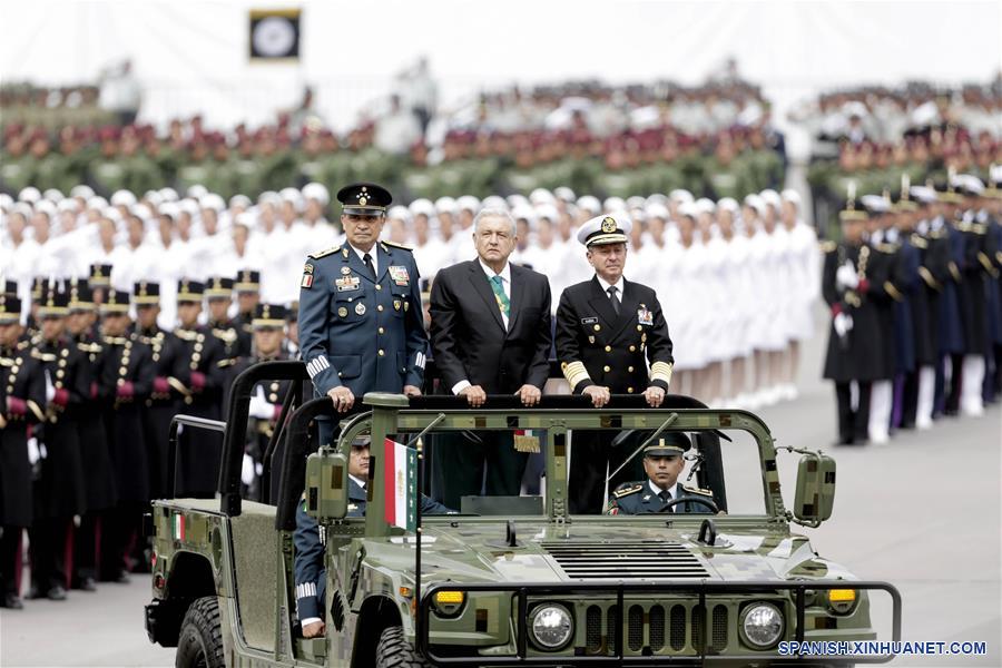 Fuerzas armadas de México realizan tradicional desfile por aniversario