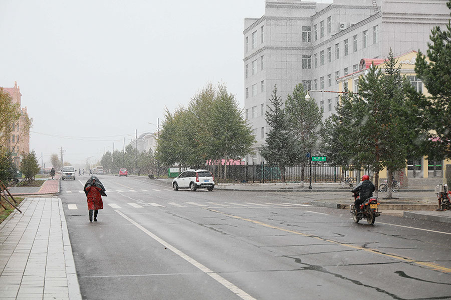 Mohe, ciudad ubicada en la provincia de Heilongjiang, recibió este domingo una nevada temprana, la primera de la estación, unos 25 días antes que el año pasado. [Foto: Wang Jingyang/ Chinadaily.com.cn]