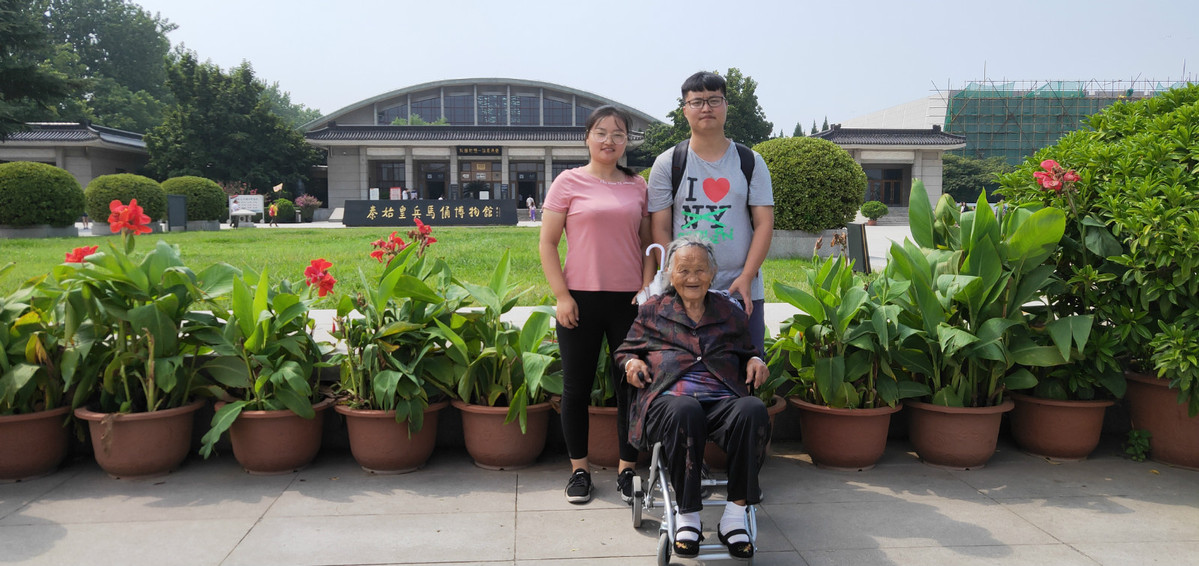 Zhao Zong, su hermana y su abuela en Xi'an, provincia de Shaanxi. [Foto: proporcionada a chinadaily.com.cn]