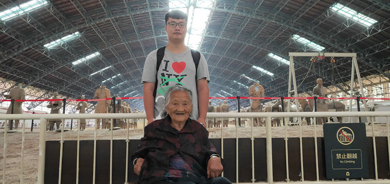 Zhao Zong y su abuela posan para una foto en el museo de los Guerreros de Terracota en Xi'an, provincia china de Shaanxi. [Foto: proporcionada a chinadaily.com.cn]