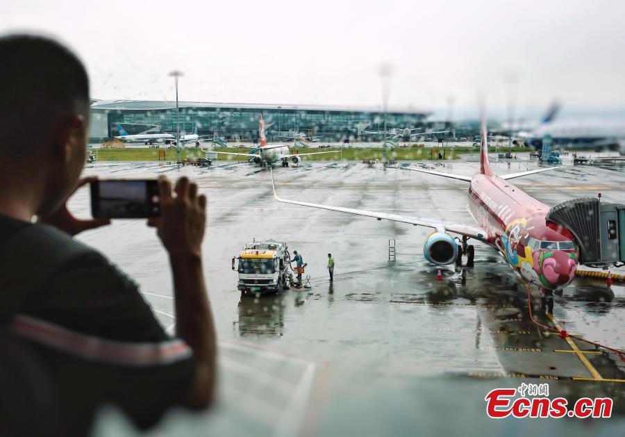 El avión temático del “Viaje al Oeste” debuta en Guangzhou