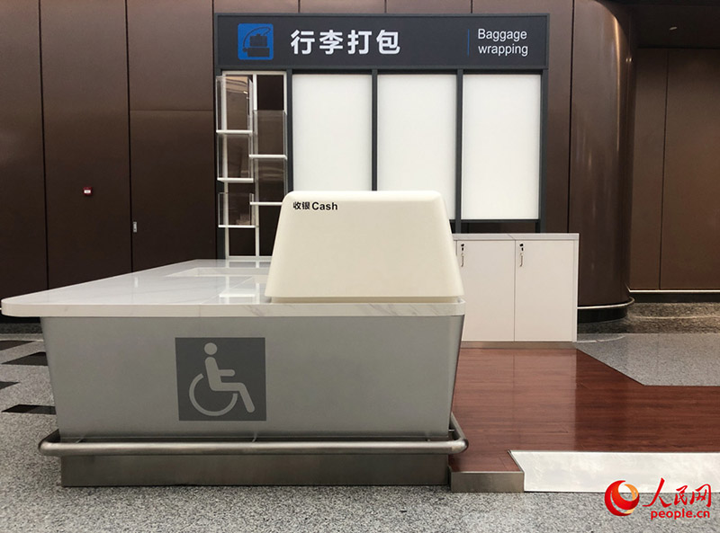 Escritorio de envoltura de equipaje para usuarios de sillas de ruedas (Pueblo en Línea / He Xincheng)