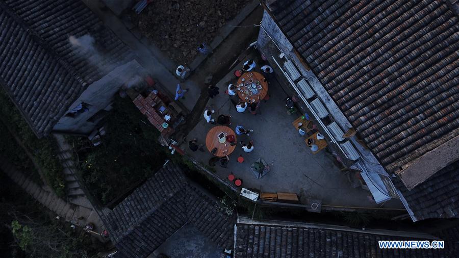 Turistas desayunan en la aldea Mulihong, condado Xiuning, ciudad de Huangshan, Anhui. 18 de septiembre del 2019. (Foto: Xinhua/ Zhang Duan) 