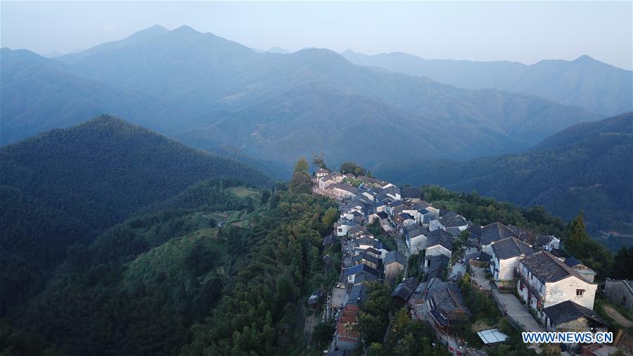 Grato amanecer en la aldea Mulihong de Anhui