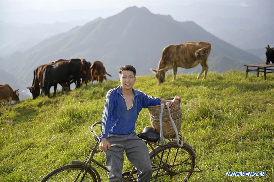 Yang Xiuqian posa en un pastizal de montaña en la ciudad de Shuangjiang del condado autónomo Dong de Tongdao, provincia de Hunan, en el centro de China, el 28 de agosto de 2019. Con más de 800.000 seguidores en internet, Yang Xiuqian es una celebridad de internet al que le gusta grabar videos de la vida rural para promover especialidades locales. 