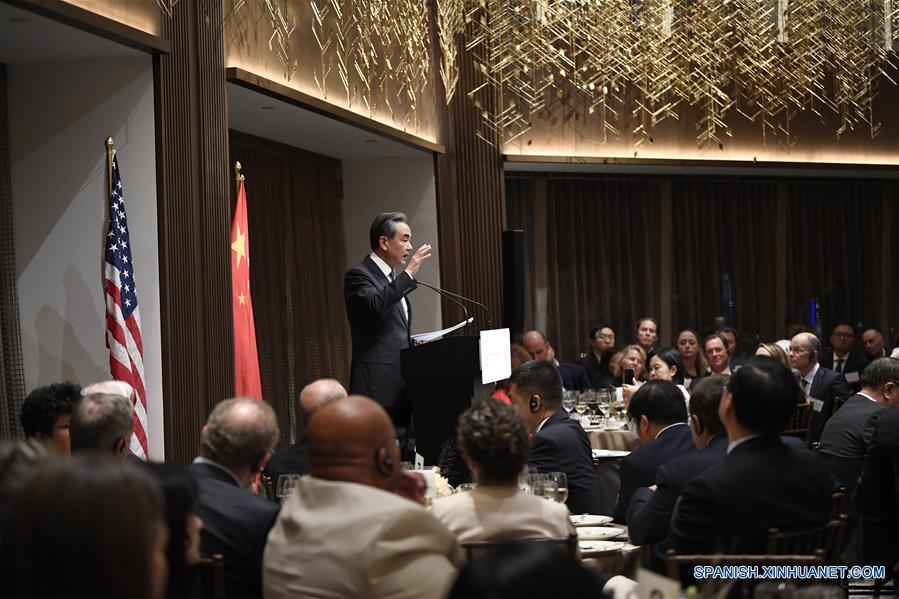 El consejero de Estado y ministro de Relaciones Exteriores de China, Wang Yi, pronuncia un discurso en una cena organizada conjuntamente por el Comité Nacional de Relaciones EEUU-China, el Consejo de Negocios EEUU-China, la Cámara de Comercio de EEUU y el Consejo de Relaciones Exteriores, en Nueva York, Estados Unidos, el 24 de septiembre de 2019. (Xinhua/Liu Jie)