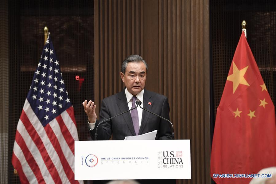 El consejero de Estado y ministro de Relaciones Exteriores de China, Wang Yi, pronuncia un discurso en una cena organizada conjuntamente por el Comité Nacional de Relaciones EEUU-China, el Consejo de Negocios EEUU-China, la Cámara de Comercio de EEUU y el Consejo de Relaciones Exteriores, en Nueva York, Estados Unidos, el 24 de septiembre de 2019. (Xinhua/Liu Jie)