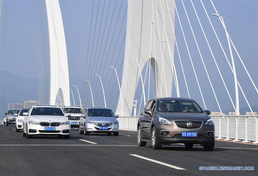 BEIJING, 29 septiembre, 2019 (Xinhua) -- Automóviles circulan en el Puente Nuevo Shougang en Beijing, capital de China, el 29 de septiembre de 2019. (Xinhua/Ren Chao)