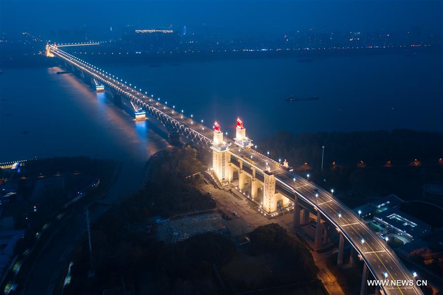 Foto aérea tomada el 16 de diciembre del 2018 que muestra las vistas nocturnas del renovado puente Nanjing en el río Yangtze, provincia de Jiangsu. (Foto: Xinhua/ Su Yang)