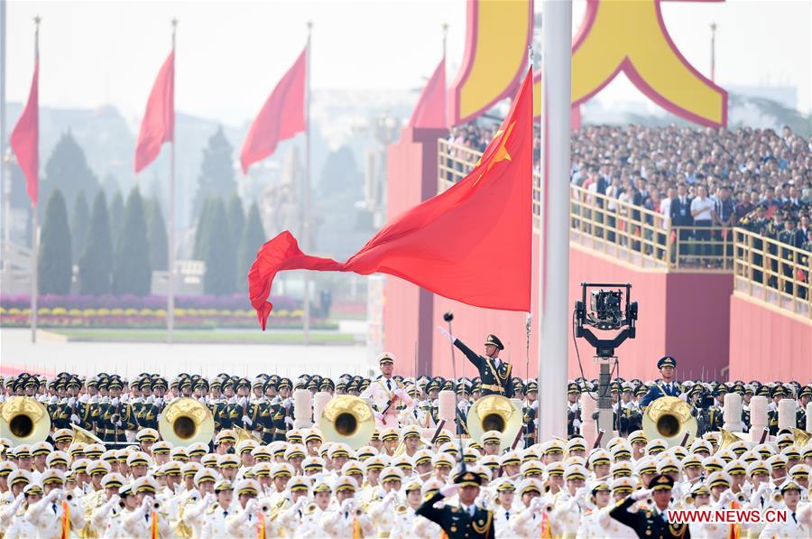 Una ceremonia de izamiento de bandera se lleva a cabo en celebración del 70º aniversario de la fundación de la República Popular China, en la Plaza Tian'anmen en Beijing, capital de China, el 1 de octubre de 2019. (Xinhua/Yin Gang)